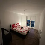 Brand New Modern Luxurious Apartment Near The City