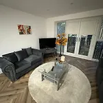 Brand New Modern Luxurious Apartment Near The City
